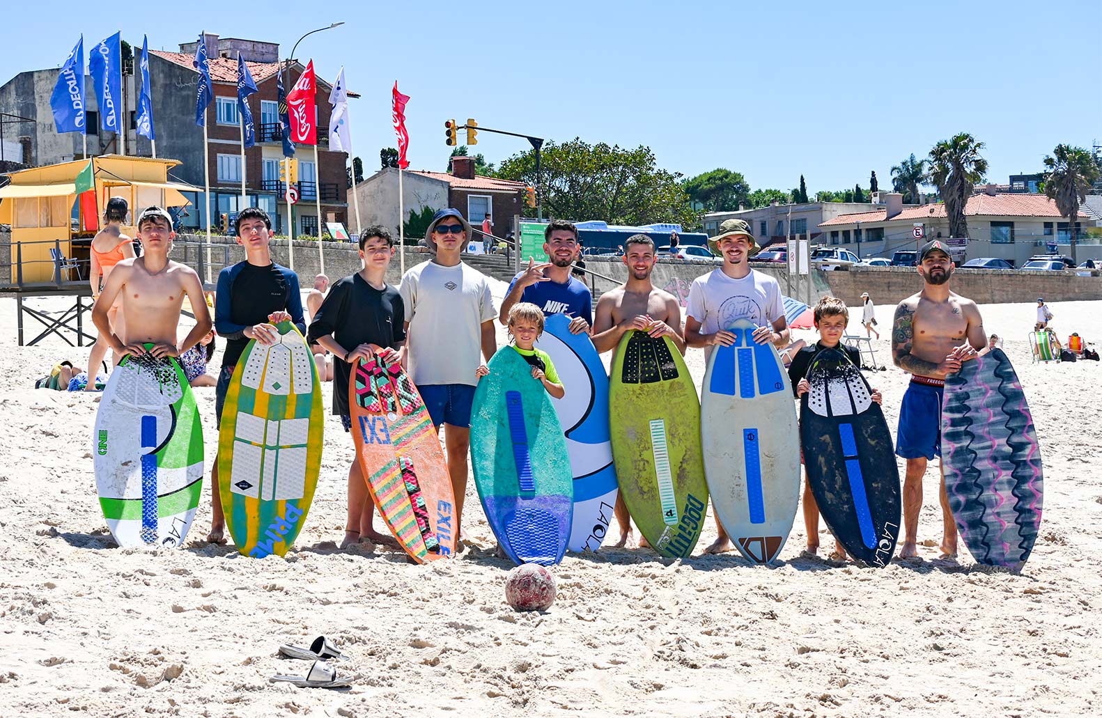 Riders de La Ola en la playa con sus skimboards