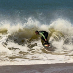 Bruno Lusardi surfeando una ola en skimboard