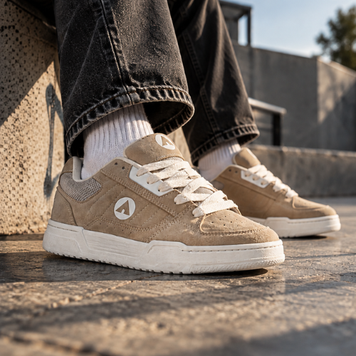 Zapas Airwalk de gamuza beige sobre cemento